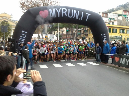 Nella foto di Tuttolevante.it la partenza, domenica mattina, da piazza San Siro, a Santa Margherita, del Trail di Portofino