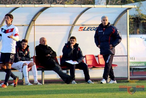 Fabio Andreozzi, seduto in panchina
