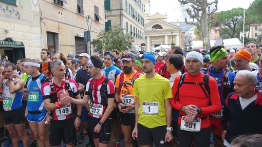 Nella foto di Michele Merello i numerosi podisti alla partenza dei Sentieri di Fraternità sul Monte di Portofino, domenica mattina da piazza San Siro a Santa Margherita