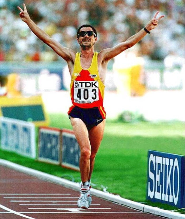 Martin Fiz taglia vittorioso il traguardo della maratona ai campionati del mondo di Goteborg del 1995