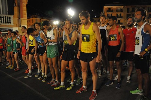 Podisti alla partenza, due anni fa, della prima edizione della Rapallo Night Run. Il secondo da destra è l'azzurro Ruggiero Pertile, quarto classificato pochi giorni fa alla maratona iridata di Pechino