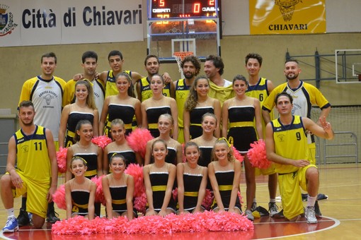 L'Aurora Chiavari Basket, qui in posa con le cheerleaders gialloblù, è in fuga solitaria in testa alla classifica della serie C regionale maschile