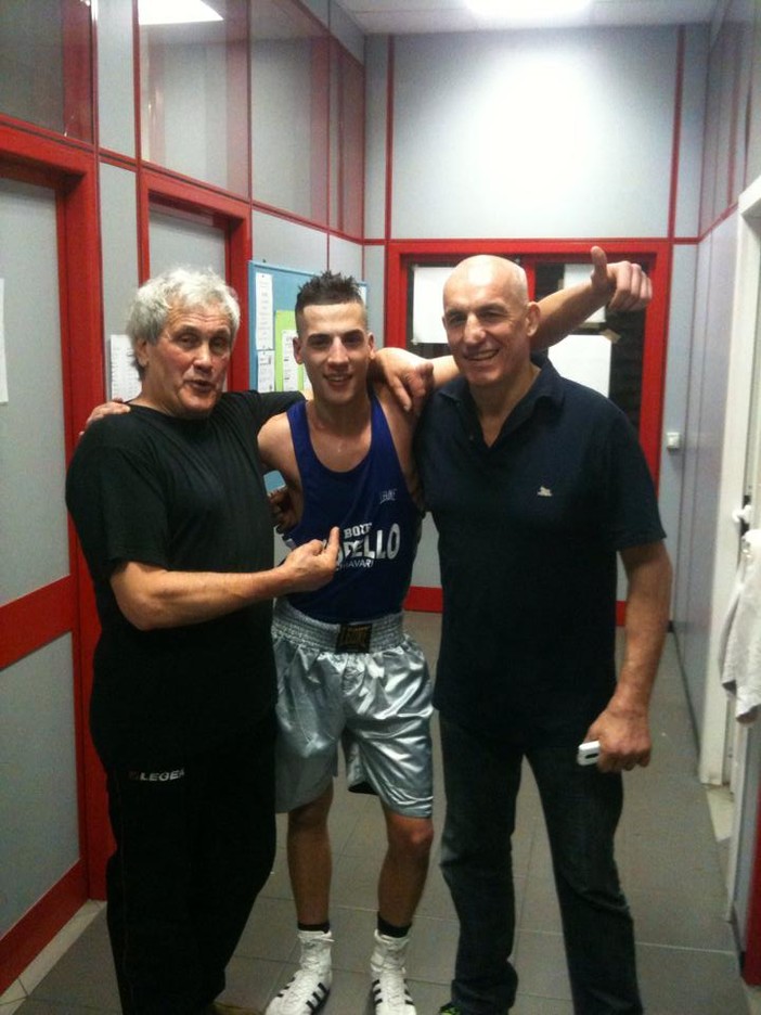 Rocco Vassallo, al centro tra i suoi due tecnici: Aldo Traversaro (a sinistra) e papà Stefano (a destra), in una foto tratta dal suo profilo facebook Rocco Vassallo, al centro tra i suoi due tecnici: Aldo Traversaro (a sinistra) e papà Stefano (a destra), in una foto tratta dal suo profilo facebook