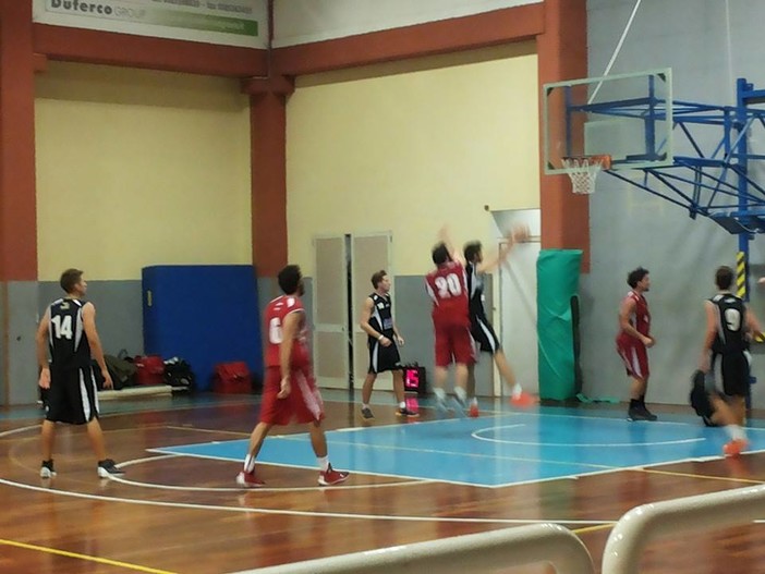 Nella foto, tratta dal profilo facebook del Villaggio Basket San Salvatore, una fase del match tra i biancorossi padroni di casa e l'Albenga