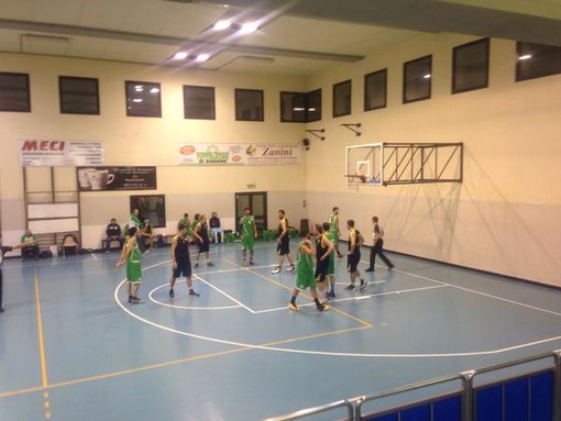 In questa foto, tratta dal profilo facebook del Centro Basket Sestri Levante, un momento della sfida vinta mercoledì sera dai biancoverdi al PalaDamonte di Cogoleto
