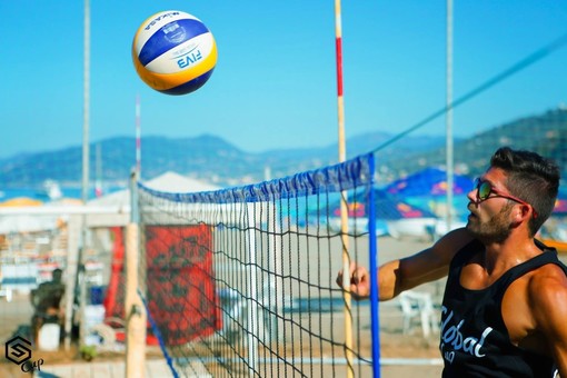 Una fase di gioco nel corso della prima edizione della Global Cup di beach volley a Sestri Levante (foto Studio Miroir)