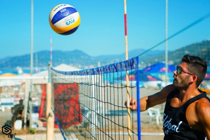 Una fase di gioco nel corso della prima edizione della Global Cup di beach volley a Sestri Levante (foto Studio Miroir)