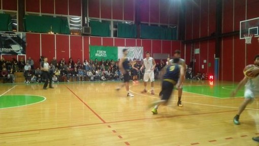 Un momento del derby Sestri Levante-Aurora Chiavari, giocato di fronte ad un folto pubblico (foto tratta dal profilo facebook del Centro Basket Sestri Levante)