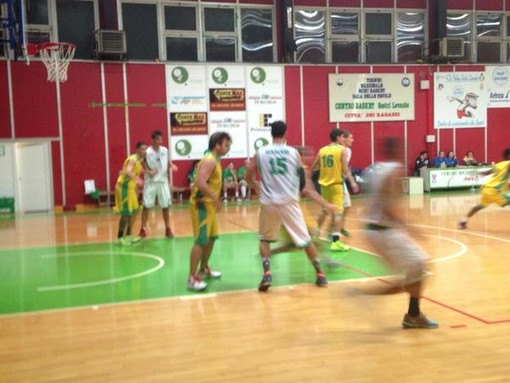 Una fase del derby Sestri Levante-Rapallo, giocato mercoledì sera sul parquet di via Lombardia (foto tratta dal profilo facebook del Centro Basket Sestri Levante)