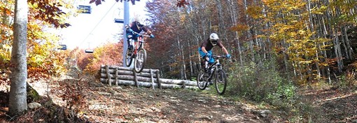 Santo Stefano d'Aveto ospita il campionato regionale di downhill: spettacolo sui sentieri del bike park.