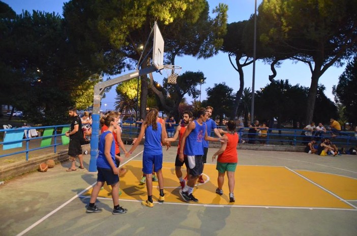 Si è concluso, al Parco del Cotonificio di Lavagna, il torneo di basket all'aperto tre contro tre Si è concluso, al Parco del Cotonificio di Lavagna, il torneo di basket all'aperto tre contro tre