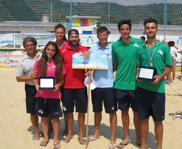 Le rappresentative liguri che hanno ben figurato ai campionati italiani Under 18 di beach volley a Cellatica. Nella foto Alessandro Assalino è il terzo da destra, secondo da destra Leonardo Baciocco