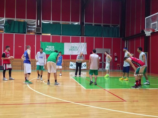Il Centro Basket Sestri Levante in allenamento agli ordini di coach Dario Caorsi, in una foto tratta dal profilo facebook del team biancoverde