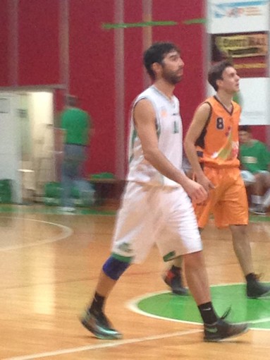 Il ritorno in campo di Fabio Conti, con la casacca biancoverde del Sestri Levante, contro l'Ospedaletti, dopo più di un anno di stop per infortunio (foto tratta dal profilo facebook del Centro Basket Sestri Levante) Il ritorno in campo di Fabio Conti, con la casacca biancoverde del Sestri Levante, contro l'Ospedaletti, dopo più di un anno di stop per infortunio (foto tratta dal profilo facebook del Centro Basket Sestri Levante)