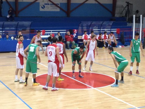 Nella foto tratta dal profilo facebook del Centro Basket Sestri Levante, Tigullio e Sestri pronte per la &quot;palla a due&quot;