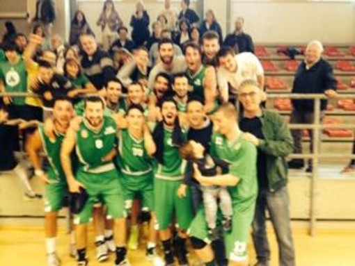 I biancoverdi del Sestri Levante festeggiano al PalaCarrino di Sampierdicanne la qualificazione ai playoff appena conquistata