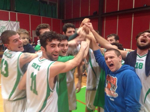 I giocatori del Centro Basket Sestri Levante festeggiano dopo il bel successo casalingo contro i genovesi del Granarolo (foto tratta dal profilo facebook della società biancoverde)