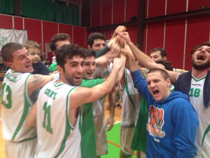 I giocatori del Centro Basket Sestri Levante festeggiano dopo il bel successo casalingo contro i genovesi del Granarolo (foto tratta dal profilo facebook della società biancoverde)