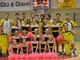 La squadra dell'Aurora Chiavari Basket con le giovani cheerleaders gialloblù