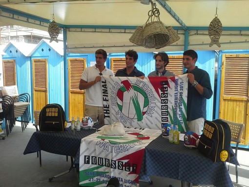 Da sinistra Luca Cupido, Tommaso Botto, il sindaco di Santa Margherita Paolo Donadoni e Dario Gennaro, alla presentazione delle Final Lega Beach Waterpolo