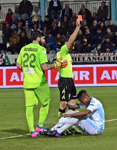 Nella foto di Agnese Carilli il cartellino rosso estratto nei confronti di Baraye dopo appena quattro minuti dall'inizio del match tra Virtus Entella e Spal