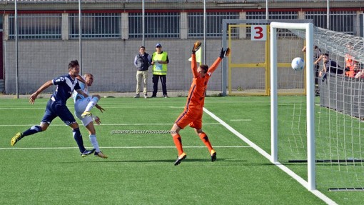 Il gol con cui De Luca ha sbloccato il punteggio di Virtus Entella-Brescia, portando in vantaggio i chiavaresi (foto di Agnese Carilli)