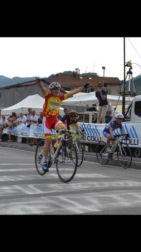 Nella foto tratta da facebook il vittorioso arrivo di Andrea Raccagni al campionato regionale Giovanissimi su strada riservato ai G5