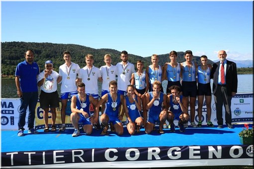 Il podio tricolore del quattro di punta Juniores maschile. Inginocchiato, in divisa completamente blu, l'equipaggio della Società remiera &quot;Gianni Figari&quot; Santa Margherita, secondo classificato