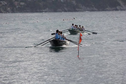 La prua del gozzo della Società remiera "Gianni Figari" Santa Margherita davanti a tutti ai campionati italiani di canottaggio a sedile fisso