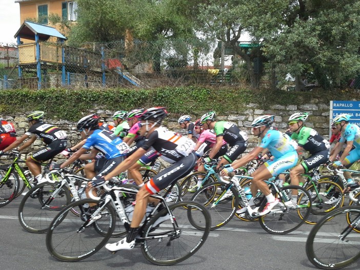Nella foto di Tuttolevante.it, con l'australiano Cadel Evans in maglia rosa a centro gruppo, il passaggio del Giro d'Italia nel Levante lo scorso 21 maggio