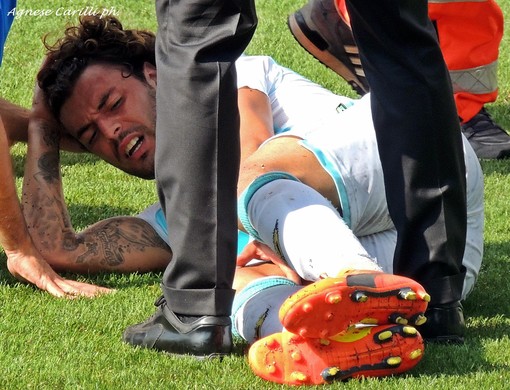 Ivano Baldanzeddu, dolorante a terra, dopo essere stato duramente colpito dal giocatore del Brescia Di Cesare