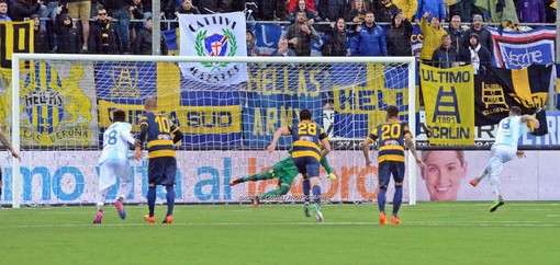 Nella foto di Agnese Carilli il bomber della Virtus Entella &quot;Ciccio&quot; Caputo trasforma il rigore con cui i biancocelesti accorciano le distanze contro il Verona