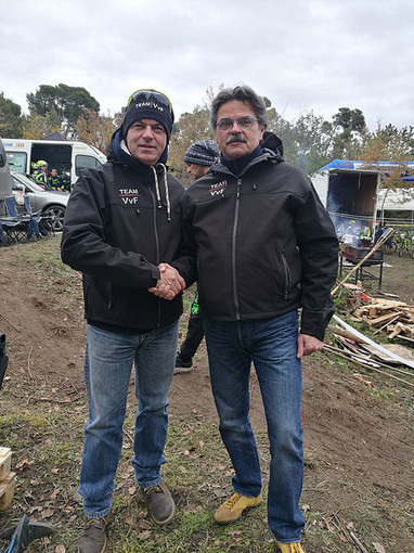 Il presidente Roberto Portunato, a sinistra, stringe la mano a Leonardo Rovatti, nuovo team manager del Cycling Team Velo Val Fontanabuona