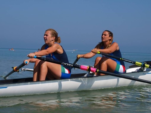 Benedetta Bellio e Veronica Paccagnella in azione ai remi sul doppio coastal rowing