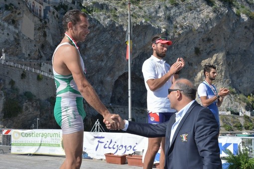 Marco Fabbi del Rowing Club San Michele di Pagana, che si è confermato vicecampione italiano di coastal rowing, premiato sul podio dal presidente federale Giuseppe Abbagnale