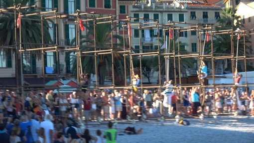 L'arrampicata delle &quot;scimmie&quot; in occasione della prima rievocazione storica del Palio marinaro del Tigullio lo scorso anno a Santa Margherita