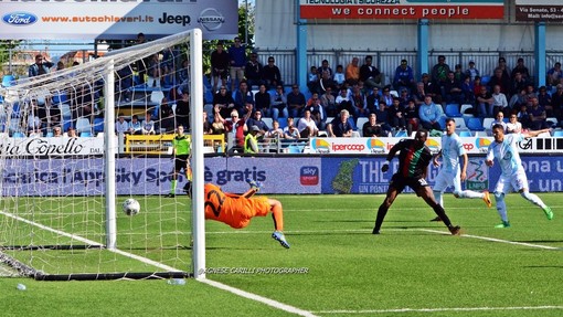 Nella foto di Agnese Carilli il gol della Virtus Entella contro la Ternana, segnato dal giovane portoghese Mota Carvalho