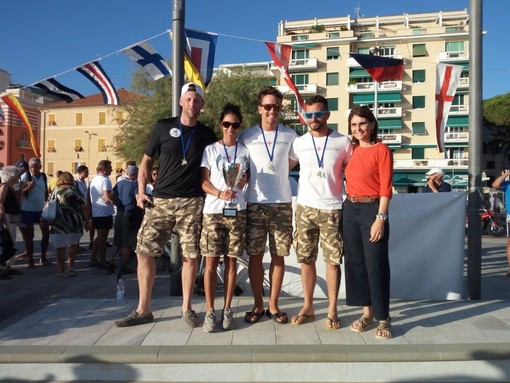 L'equipaggio di Portofino, premiato dal consigliere delegato del Comune di Sestri Levante Elisa Bixio, dopo aver vinto la prova del Palio marinaro del Tigullio disputata nelle acque sestresi