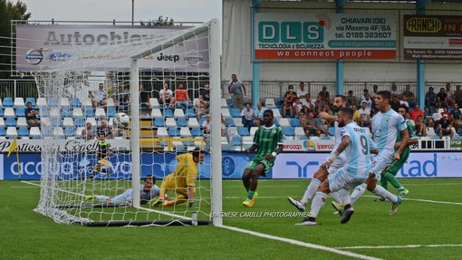 Nella foto di Agnese Carilli il gol con cui Masucci, a terra sulla sinistra dopo aver colpito di testa, ha sbloccato il risultato di Entella-Avellino