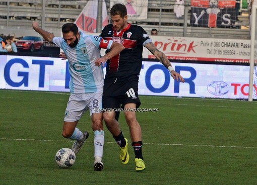 Nella foto di Agnese Carilli, il capitano della Virtus Entella Troiano in azione contro la Pro Vercelli