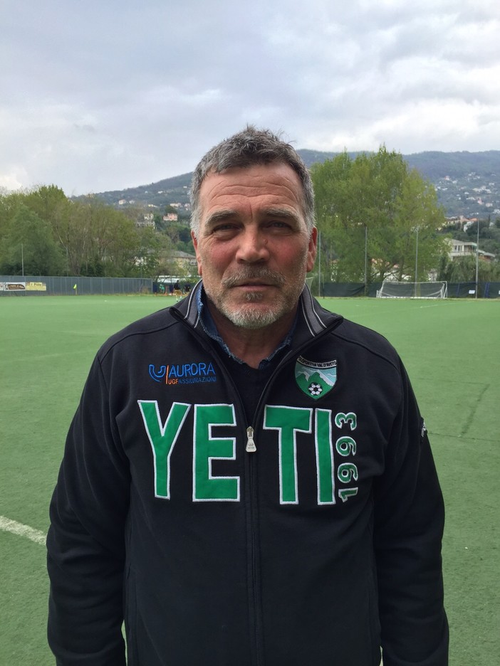 Cesare Melillo applaude la sua squadra.