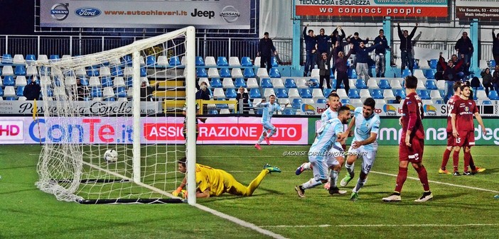Nella foto di Agnese Carilli, Pellizzer ha appena insaccato il gol del provvisorio due a uno