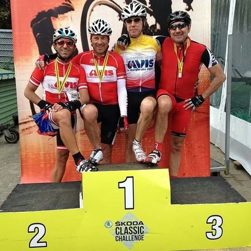 Ecco Alessandro Rampani, Gino De Mattei, Paolo Calevo e Walter Guarnieri sorridenti al termine della fatica dopo gli oltre 250 km del percorso
