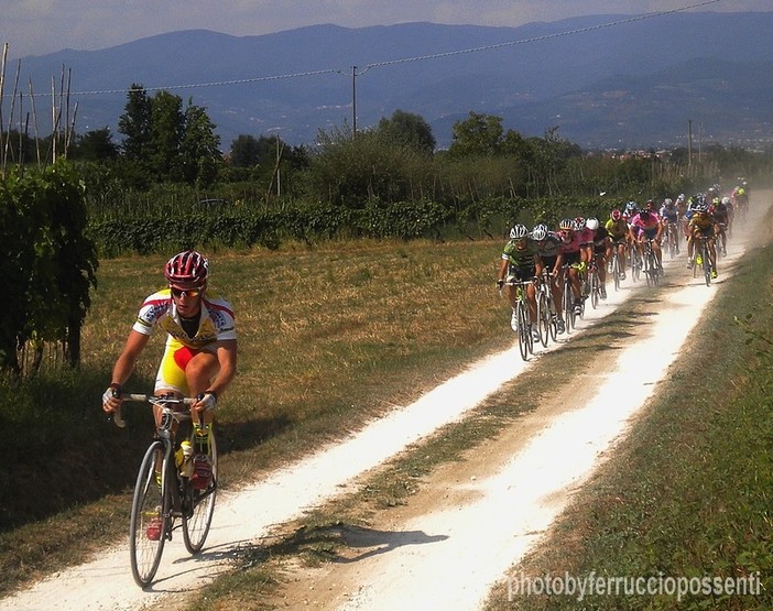 Gabriele Nicolini, del Gs Levante, tenta l'attacco sulle strade bianche di Casalguidi