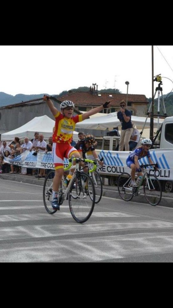 Nella foto tratta da facebook il vittorioso arrivo di Andrea Raccagni al campionato regionale Giovanissimi su strada riservato ai G5