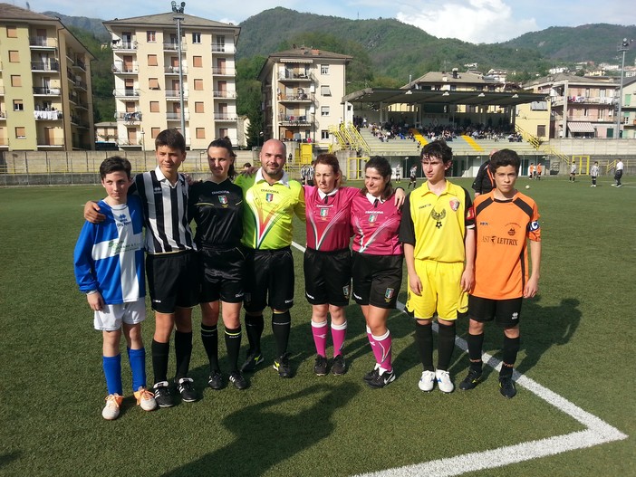 Da sinistra il capitano del Santa Maria, Campodonico, e quello della Lavagnese, Queirolo, Maria Greta Repetto, Manolo Basso, fratello di Micaela, Silvia Muzio, Manuela Abbruzzese, il capitano dell'Aygreville, Mariano, e Canevello, capitano del Rivasamba