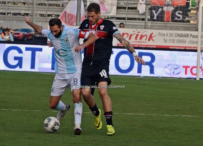 Nella foto di Agnese Carilli, il capitano della Virtus Entella Troiano in azione contro la Pro Vercelli Nella foto di Agnese Carilli, il capitano della Virtus Entella Troiano in azione contro la Pro Vercelli