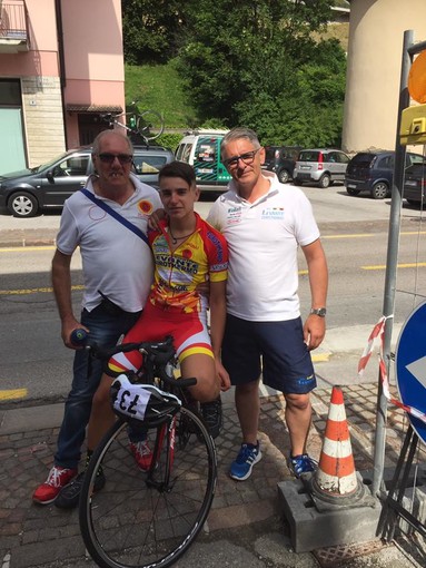 Da sinistra: il direttore sportivo Giacomo Bruzzone, Andrea Raccagni Noviero e il team manager del Gruppo sportivo Levante EuroThermo Andrea Levaggi