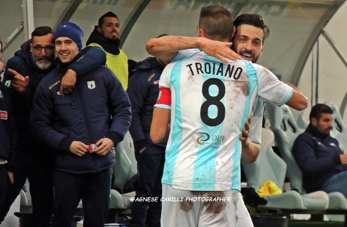 Nella foto di Agnese Carilli un abbraccio tra Di Carmine e Troiano, entrambi a segno sabato a Vercelli
