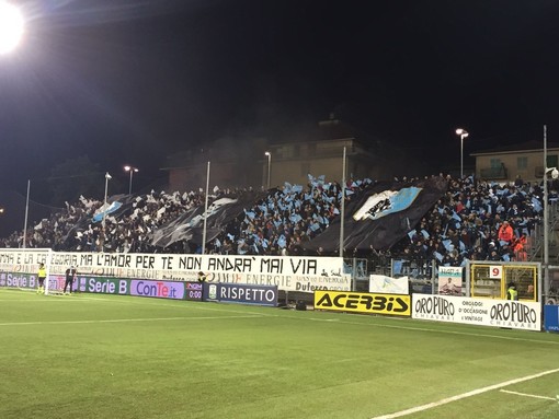 Nella foto di Agnese Carilli la coreografia della gradinata Sud, cuore pulsante del tifo biancoceleste, prima dell'inizio del derby tra Virtus Entella e Spezia